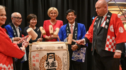 Warszawa, 26.09.2023. Pierwsza dama A. Kornhauser-Duda (3P), prezes zarządu BGK Beata Daszyńska-Muzyczka (L), pełnomocnik rządu ds. Polonii i Polaków za Granicą J. Dziedziczak (P), prezes Ośrodka Pomocy Społecznej Fukudenkai T. Ota (2L), ambasador Japonii w Polsce A. Miyajima (2P) i honorowa Przewodnicząca Komitetu Wspierania Ośrodka Pomocy Społecznej Fukudenkai, małżonka byłego premiera Japonii, A. Abena (3L) na ceremonii 100. rocznicy Powrotu Dzieci Syberyjskich do Polski. Fot. PAP/R. Pietruszka