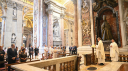 Marszałek Sejmu Elżbieta Witek (3L), ambasador RP przy Stolicy Apostolskiej Adam Kwiatkowski (2L) i szefowa Kancelarii Sejmu Agnieszka Kaczmarska (L) podczas modlitwy przed grobem św. Jana Pawła II w Bazylice Św. Piotra w Watykanie. Fot. PAP/R. Pietruszka