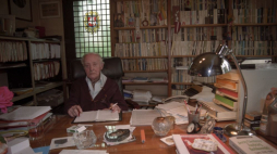 Redaktor naczelny miesięcznika „Kultura” Jerzy Giedroyć w siedzibie Instytutu Literackiego w Maisons-Laffitte pod Paryżem. 1997 r. Fot. PAP/J. Ruciński