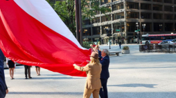 Minister kultury i dziedzictwa narodowego Piotr Gliński (C-P), wicemarszałek Sejmu Małgorzata Gosiewska (C-L) na uroczystości podniesienia flagi polskiej na Daley Plaza, inaugurującej rozpoczęcie obchodów Miesiąca Dziedzictwa Polskiego i 95. rocznicy Związku Klubów Polskich w Chicago. Fot. PAP/M. Cholewiński
