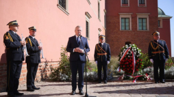 Minister kultury i dziedzictwa narodowego Piotr Gliński przemawia podczas obchodów 84. rocznicy niemieckiego ostrzału Zamku Królewskiego. Fot. PAP/L. Szymański