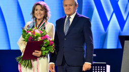 Minister kultury i dziedzictwa narodowego Piotr Gliński (P) uhonorował piosenkarkę Halinę Frąckowiak (L) w związku z jubileuszem 60-lecia jej pracy artystycznej podczas uroczystej Gali Wartości i Wrażliwości Telewizji Republika w stołecznym Teatrze Palladium. Fot. PAP/A. Lange