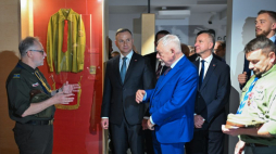 Prezydent RP Andrzej Duda (2L), prezydent Krakowa Jacek Majchrowski (C) i sekretarz stanu w KPRP Wojciech Kolarski (3P) podczas otwarcia Muzeum i Centrum Ruchu Harcerskiego w Krakowie. Fot. PAP/Art Service