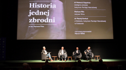Dziennikarz Marcin Wikło (L), reżyser i scenarzysta Mariusz Arkadiusz Pilis (2L), wiceprezes Instytutu Pamięci Narodowej Mateusz Szpytma (2P) i naczelnik oddziałowego Biura Upamiętniania Walk i Męczeństwa w Krakowie dr Maciej Korkuć (P) podczas dyskusji po pokazie filmu "Historia jednej zbrodni" w reżyserii Mariusza Pilisa. Fot. PAP/A.Lange