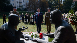 Szef Urzędu do Spraw Kombatantów i Osób Represjonowanych Jan Józef Kasprzyk (C) podczas uroczystości przed Pomnikiem Bohaterów Trzech Narodów w Warszawie. Fot. PAP/M. Obara