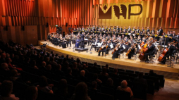 Chór Filharmonii Krakowskiej oraz Polska Orkiestra Sinfonia Iuventus im. Jerzego Semkowa pod dyrekcją Kirilla Karabitsa na koncercie z okazji otwarcia Muzeum Historii Polski w nowym gmachu na warszawskiej Cytadeli. Fot. PAP/P. Supernak