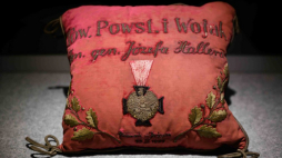 Poduszka do odznaczeń Towarzystwa Powstańców i Wojaków im. gen. Józefa Hallera - Poznań Jeżyce zaprezentowana na „Wystawie jednego eksponatu” w Muzeum Powstania Wielkopolskiego w Poznaniu. 2021 r. Fot. PAP/J. Kaczmarczyk