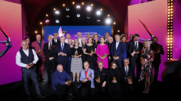 Minister kultury i dziedzictwa narodowego prof. Piotr Gliński (6L) na zdjęciu z laureatami dorocznych Nagród Ministra Kultury i Dziedzictwa Narodowego, wręczonych podczas uroczystej gali w Arkadach Kubickiego w Warszawie. Fot. PAP/L. Szymański