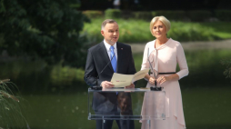Warszawa, 09.09.2023. Prezydent RP Andrzej Duda i pierwsza dama Agata Kornhauser-Duda podczas akcji Narodowe Czytanie w Ogrodzie Saskim. Fot. PAP/A. Zawada