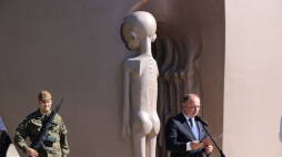 Łódź, 10.09.2023. Dyrektor Muzeum Dzieci Polskich Ireneusz Piotr Maj przemawia podczas obchodów Narodowego Dnia Polskich Dzieci Wojny, nowego święta państwowego uchwalonego przez Sejm RP, przy pomniku Martyrologii Dzieci „Pękniętego Serca”. Fot. PAP/M. Zubrzycki