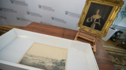 Warszawa, 20.09.2023. Grafiki „Dama z wachlarzem” z kolekcji wilanowskiej oraz litografia „Królewska Huta” Ernsta Wilhelma Knippela. Fot. PAP/M. Obara