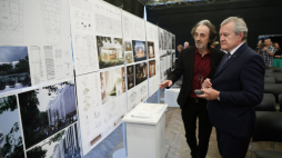 Minister kultury i dziedzictwa narodowego Piotr Gliński (P) i dyrektor Polskiej Opery Królewskiej Andrzej Klimczak (C) na ogłoszeniu wyników konkursu na opracowanie koncepcji architektonicznej teatru Polskiej Opery Królewskiej. Fot. PAP/R. Guz