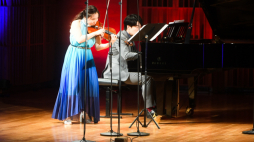 Warszawa, 26.09.2023. Muzycy: skrzypaczka Seina Matsuoka i pianista Yuto Kiguchi z zespołu AKA Duo na koncercie Laureatów III Międzynarodowego Konkursu Muzyki Polskiej w Filharmonii Narodowej. Fot. PAP/A. Lange