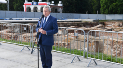 Minister kultury i dziedzictwa narodowego Piotr Gliński podczas briefingu na placu marszałka Piłsudskiego (teren odbudowy północnego skrzydła Pałacu Saskiego) w Warszawie. Fot. PAP/P. Nowak