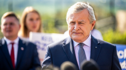 Minister kultury i dziedzictwa narodowego Piotr Gliński (C) podczas konferencji prasowej na Wzgórzu Zamkowym w Grudziądzu. Fot. PAP/T. Żmijewski