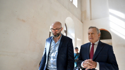 Minister kultury i dziedzictwa narodowego Piotr Gliński (C), poseł PiS Krzysztof Lipiec (2L) oraz dyrektor kieleckiego Teatru im. Stefana Żeromskiego Michał Kotański (P) podczas uroczystości zawieszenia wiechy na budynku Teatru im. Stefana Żeromskiego w Kielcach. Fot. PAP/P. Polak