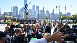 Prezydent RP Andrzej Duda podczas oświadczenia przed pomnikiem Katyńskim. Jersey City, 17.09.2023. Fot. PAP/A. Lange