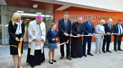 Biskup siedlecki Kazimierz Gurda (2L) i minister edukacji i nauki Przemysław Czarnek (C) podczas uroczystego otwarcia nowego skrzydła budynku Katolickiej Szkoły Podstawowej im. bł. ks. Jerzego Popiełuszki w Siedlcach. Fot. PAP/P. Piątkowski