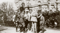 Józef Piłsudski odznacza obrońców Płocka; w dużym kapeluszu stoi Marcelina Rościszewska. Płock, 10.04.1921. Fot. CAW. Źródło: Wikimedia Commons