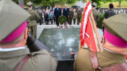 Szef Urzędu do Spraw Kombatantów i Osób Represjonowanych Jan Józef Kasprzyk (C-L) i ambasador RP na Litwie Konstanty Radziwiłł (C-P) podczas złożenia kwiatów na cmentarzu na Rossie. Wilno, 23.09.2023. Fot. PAP/V. Doveiko