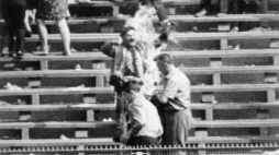 Ryszard Siwiec, protestując przeciwko inwazji na Czechosłowację, dokonuje samospalenia w czasie ogólnokrajowych dożynek na Stadionie Dziesięciolecia Manifestu Lipcowego. Fot. PAP/L. Łożyński