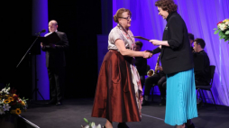 Warszawa, 27.09.2023. Podsekretarz stanu w Ministerstwie Kultury i Dziedzictwa Narodowego Wanda Zwinogrodzka (P) i nagrodzona Michalina Sieczko (L) podczas gali wręczenia tytułów honorowych „Mistrz Rzemiosł Artystycznych”, w Teatrze Wielkim – Operze Narodowej. Fot. PAP/L. Szymański