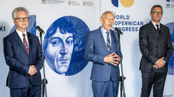 Toruń, 12.09.2023.Rektor Uniwersytetu Jagiellońskiego w Krakowie prof. Jacek Popiel (L), rektor UMK prof. Andrzej Sokala (C) oraz rektor Uniwersytetu Olsztyńskiego prof. Jerzy Przyborowski (P) podczas podpisania listu intencyjnego ws. utworzenia Międzynarodowego Centrum Badań Kopernikańskich w ramach inauguracji toruńskiej części Światowego Kongresu Kopernikańskiego. Fot. PAP/T. Żmijewski