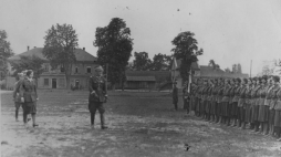 Dowódca 6 Dywizji Piechoty w Krakowie gen. bryg. Mieczysław Smorawiński przechodzi przed frontem oddziałów kobiecych przysposobienia wojskowego. 1932 r. Fot. NAC