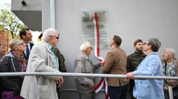 Dyrektor gdańskiego oddziału IPN Karol Piskorski (C) w towarzystwie członków rodziny Bellwonów podczas uroczystości odsłonięcia tablicy poświęconej pamięci polskich patriotów z Wolnego Miasta Gdańska Balbiny i Michała Bellwon przy ulicy Jesionowej 2 w Gdańsku. Fot. PAP/A. Warżawa