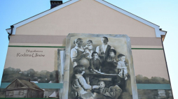 Mural Arkadiusza Andrejkowa "Błogosławiona Rodzina Ulmów z Markowej" odsłonięto w Rzeszowie. Fot. PAP/D. Delmanowicz