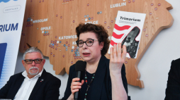 Podsekretarz stanu w Ministerstwie Kultury i Dziedzictwa Narodowego Wanda Zwinogrodzka (P) i dyrektor Instytutu Literatury Józef Maria Ruszar (L). Fot. PAP/P. Nowak
