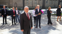 Minister spraw zagranicznych RP Zbigniew Rau (C) złożył kwiaty przed tablicą na gmachu MSZ w Warszawie. Fot.  PAP/A. Zawada