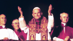 Kard. Karol Wojtyła tuż po tym, jak został wybrany przez konklawe na papieża. Watykan, 16.10.1978. Fot. PAP/EPA