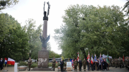 Uroczystość z okazji rocznicy utworzenia 1. Dywizji Pancernej przed pomnikiem 1 Dywizji Pancernej. Warszawa, 07.10.2023. Fot. PAP/A. Zawada