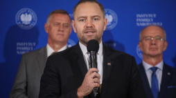 Warszawa, 25.10.2023. Prezes IPN dr K. Nawrocki (C), zastępca prezesa IPN dr hab. K. Szwagrzyk (P) i zastępca prokuratora generalnego, dyrektor Głównej Komisji Ścigania Zbrodni przeciwko Narodowi Polskiemu prok. A. Pozorski (L) na konferencji prasowej w Muzeum Żołnierzy Wyklętych i Więźniów Politycznych PRL. PAP/A. Zawada