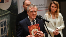 Warszawa, 25.10.2023. Minister kultury i dziedzictwa narodowego prof. Piotr Gliński (C) na konferencji prasowej inaugurującej tegoroczną edycję kampanii społecznej „Mała książka – wielki człowiek” w Zespole Państwowych Szkół Muzycznych Nr 1. Fot. PAP/P. Nowak