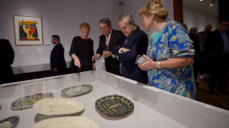 Warszawa, 11.10.2023. Minister kultury i dziedzictwa narodowego prof. Piotr Gliński (2P) i kurator wystawy Anna Manicka (P) na otwarciu wystawy czasowej „Picasso” w Muzeum Narodowym w Warszawie. Fot. PAP/M. Obara