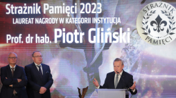 Warszawa, 11.10.2023. Minister kultury i dziedzictwa narodowego Piotr Gliński (P), redaktor naczelny tygodnika „Do rzeczy” Paweł Lisicki (L) oraz publicysta Piotr Gociek (2L) podczas gali wręczenia nagród „Strażnik Pamięci”, organizowanej przez Tygodnik „Do Rzeczy” w Muzeum Historii Polski. Fot. PAP/P. Supernak