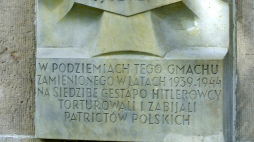  Tablica pamiątkowa przed Mauzoleum Walki i Męczeństwa przy al. Szucha 25 w Warszawie (proj. Karol Tchorek, 1949). Źródło: Wikimedia Commons