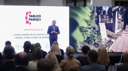 Warszawa, 03.10.2023. Minister kultury i dziedzictwa narodowego Piotr Gliński podczas konferencji prasowej na dziedzińcu Zamku Ujazdowskiego w Warszawie. Podczas spotkania podsumowano projekt „Tablice Pamięci”, realizowany przez grupę PGE we współpracy z Instytutem Pamięci Narodowej. Fot. PAP/L. Szymański