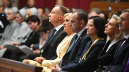 Prezydent RP Andrzej Duda (L), pierwsza dama Agata Kornhauser-Duda (2L), ambasador RP przy Stolicy Apostolskiej Adam Kwiatkowski (3L) i ambasador RP we Włoszech Anna Maria Anders (2P) podczas mszy świętej przy grobie św. Jana Pawła II w Bazylice św. Piotra w Watykanie, 16 bm. W Rzymie i w Watykanie trwają obchody 45. rocznicy wyboru papieża Jana Pawła II.  Fot. PAP/A. Lange