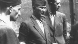 Gen. Antoni Chruściel (w środku) podczas Powstania Warszawskiego. Źródło: Wikimedia Commons