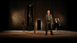 Aktor Szymon Kuśmider (C) podczas próby medialnej przed premierą spektaklu „Antygona” Sofoklesa w reżyserii Piotra Kurzawy na Dużej Scenie Teatru Polskiego w Warszawie. Fot. PAP/A. Zawada