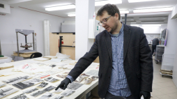 Archiwista w Oddziale V Archiwów Społecznych AAN Jan Annusewicz podczas prezentacji archiwaliów będących zapisem historii polskiej opozycji antykomunistycznej i aparatu represji PRL, organizowanej w siedzibie Archiwum Akt Nowych w Warszawie. Fot. PAP/A. Zawada