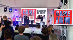 Minister kultury i dziedzictwa narodowego Piotr Gliński (C), dyrektor CRPK Mateusz Dzieduszycki (C-L), odbierający główną nagrodę w imieniu zespołu DuDevs za grę Aleks_Fredro Robert Ogłodziński-Kolman (C-P), zdobywcy drugiego miejsce za grę Spór o mur członkowie zespołu Wizards from Kasprzak oraz zdobywcy trzeciego miejsca, autorzy gry Zemsta z zespołu Team Kultura Saucer podczas finału Game Jamu w Centrum Rozwoju Przemysłów Kreatywnych w Warszawie. Fot. PAP/A. Lange
