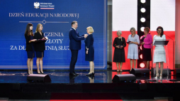 Minister edukacji i nauki Przemysław Czarnek (3L) podczas uroczystości z okazji Dnia Edukacji Narodowej w Zamku Ujazdowskim w Warszawie. Fot. PAP/A. Lange