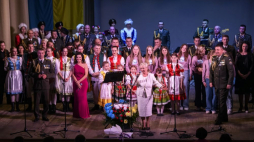 Prezes Żytomierskiego Obwodowego Związku Polaków na Ukrainie Wiktoria Laskowska-Szczur (C) podczas XV Dni Kultury Polskiej na Ukrainie i XXVIII Międzynarodowego Festiwalu Kultury Polskiej "Tęcza Polesia" w Żytomierzu. 01.10.2023. Fot. PAP/V. Musiienko