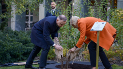 Warszawa, 17.10.2023. Prezydent Andrzej Duda (L) i pierwsza dama Agata Kornhauser-Duda (P) podczas uroczystości sadzenia jabłoni w ogrodach Pałacu Prezydenckiego w Warszawie. Drzewo jest symbolem pamięci o Polakach ratujących Żydów podczas II wojny światowej, w tym o rodzinie Ulmów. Fot. PAP/M. Obara