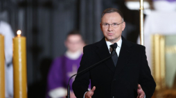 Kraków, 31.10.2023. Prezydent RP Andrzej Duda przemawia podczas uroczystości pogrzebowych współpracowniczki i przyjaciółki Jana Pawła II, byłej więźniarki niemieckiego nazistowskiego obozu koncentracyjnego Ravensbrueck Wandy Półtawskiej w Bazylice Mariackiej. Fot. PAP/Ł. Gągulski