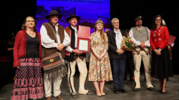 Radca ds. UNESCO w MKiDN Joanna Cicha-Kuczyńska (L), koordynator NID ds. niematerialnego dziedzictwa kulturowego w Małopolsce Agata Mucha (C) i dyrektor Narodowego Instytutu Dziedzictwa Katarzyna Zalasińska (P) podczas wręczania decyzji ws. wpisu "Bacowanie - praktyka kulturowego wypasu owiec w polskich Karpatach" w trakcie gali w Teatrze im. St. I. Witkiewicza. Zakopane, 06.10.2023. Fot. PAP/G. Momot